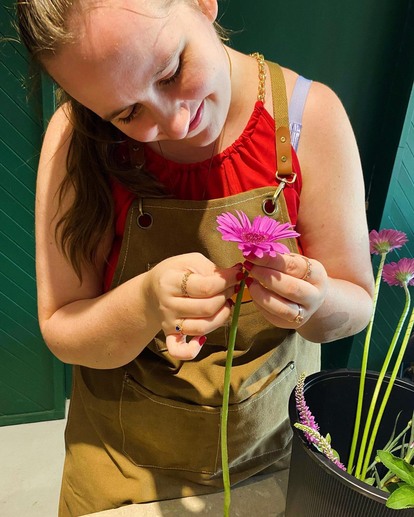 Our NDIS florist course is in full swing and our lovely students are thoroughly enjoying learning the art of basic floral care on day 1 and doing their first bouquets. Next week we get to visit a flower farm, flower markets and move to more flower va