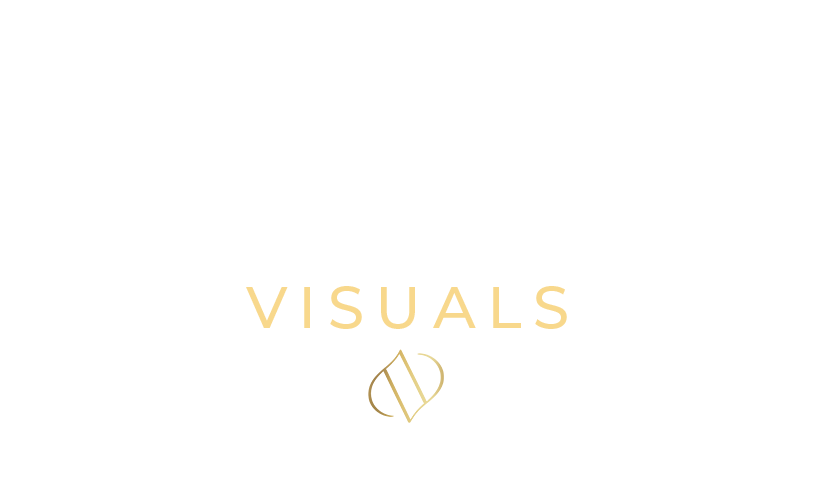 Logotipo de Aura Visuals con letras blancas y doradas y un símbolo decorativo debajo, todo sobre fondo negro.