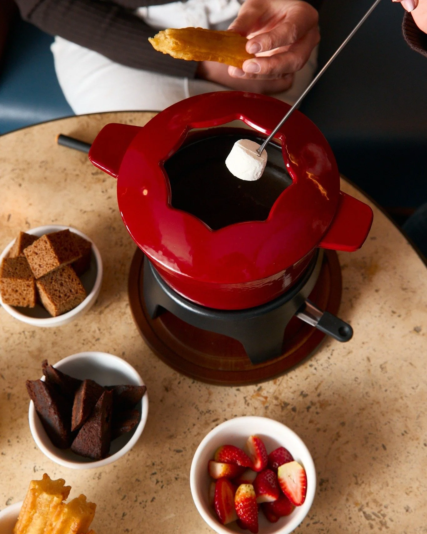 Winter just got a whole lot sweeter 🍫❄️

Our Chocolate Fondue is back for the season and available as an add-on to your Dome Dining experience.

Dip fresh strawberries, fluffy marshmallows, brownies and other sweet treats into a pot of warm, melted 