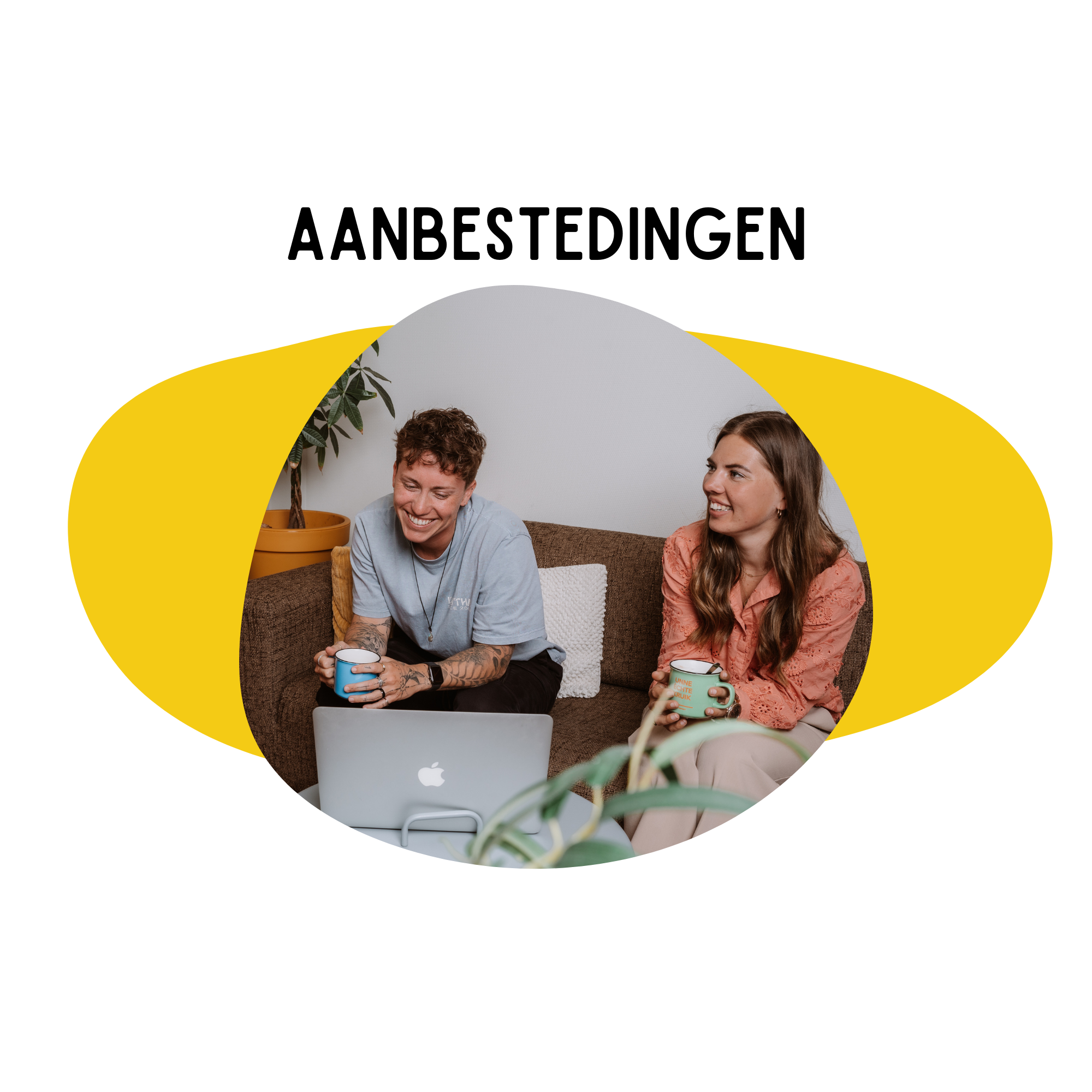 Twee mensen zitten op een bank, lachen en praten, terwijl ze koffie drinken en naar een laptop kijken.