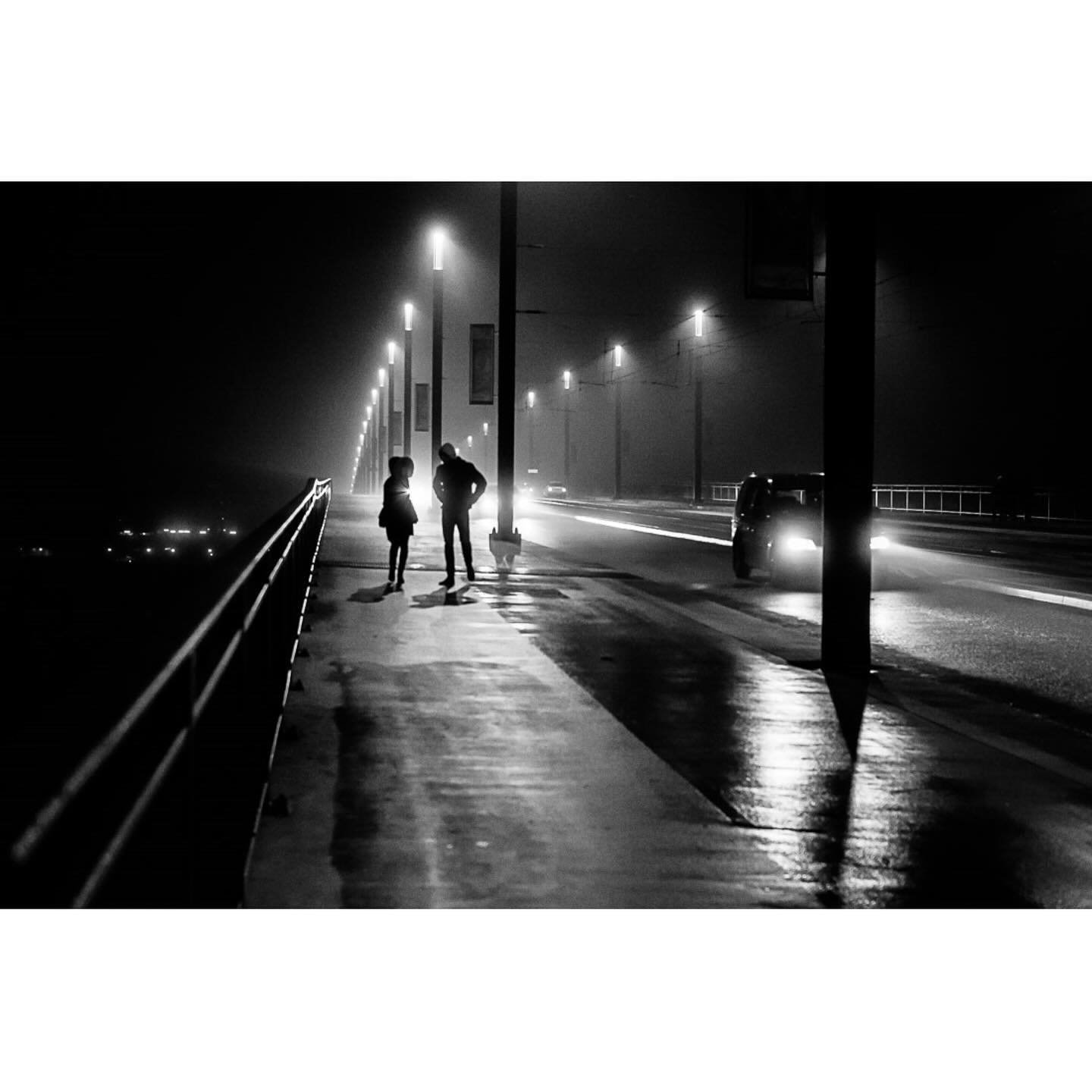 THE KENNEDY
ein Photo-Noir von Marc T&auml;uber
Passend zum baldigen Herbstanfang pr&auml;sentieren wir mit Marc T&auml;ubers Foto-Projekt &bdquo;The Kennedy. Ein Photo-Noir&ldquo; eine Ausstellung mit starkem Lokalbezug in der KulturKneipe Brotfabri