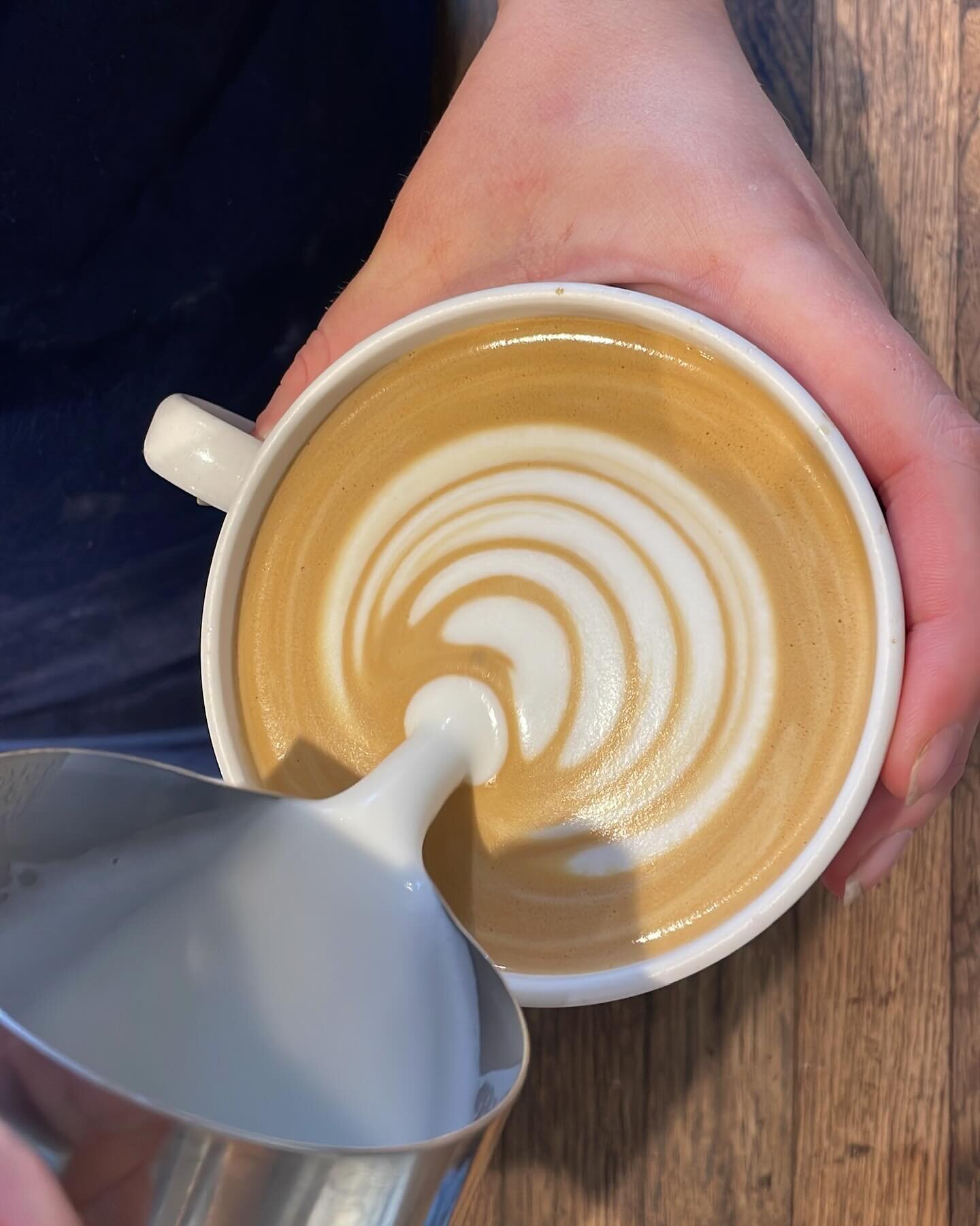 Capturing the artistry of crafting the perfect cup of coffee. ☕️✨ 

#coffeelover #coffeetime #bakeryonthehill #bakeryonthehillburford #cotswoldlife #cotswolds_culture #cotswoldsbakery #discovercotswolds