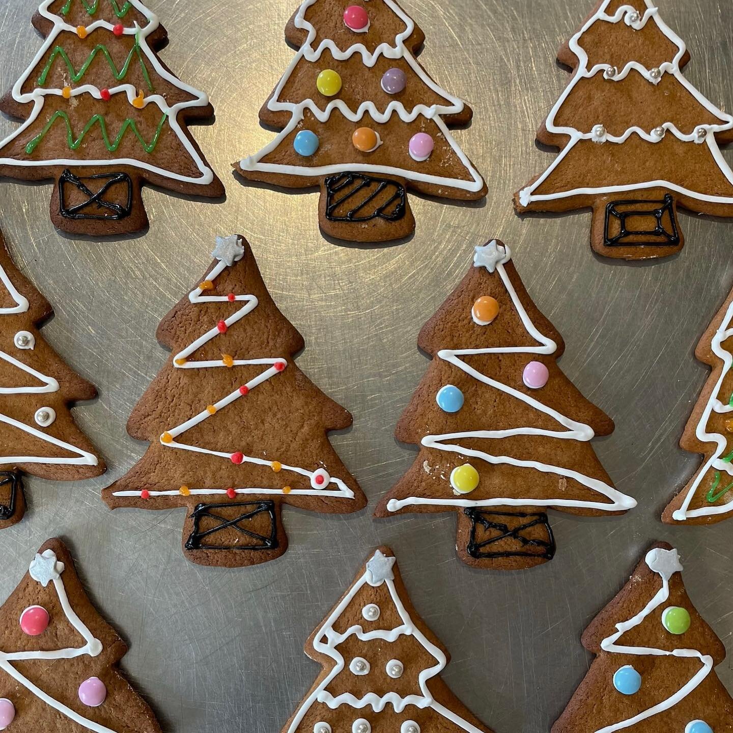 🌿✨ Our gingerbread creations are taking root on this special day! 🌲🍪 Celebrating National Gingerbread Day with love from Bakery on the Hill! 💚🏞️ 

#nationalgingerbreadday #gingerbreadday #gingerbreadcookies #gingerbreadbiscuits #christmasbiscuit