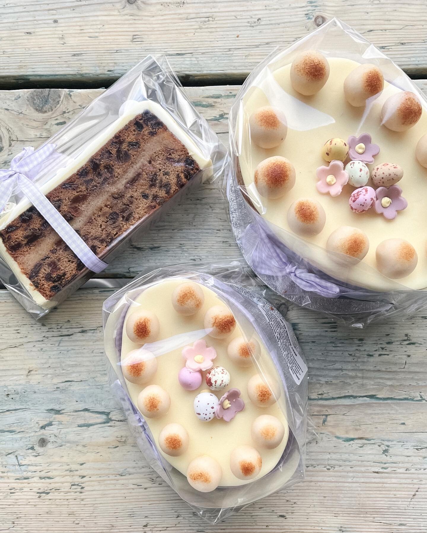 With less than two weeks until Easter Sunday, our handmade Simnel cakes are flying off the shelves.. ⁣⁣⁣⁣
⁣⁣⁣⁣
Fun fact: did you know the delicious Simnel cake is said to have been named by.. Simon and Nelly?⁣
⁣⁣⁣⁣
p.s. we&rsquo;re savouring British 