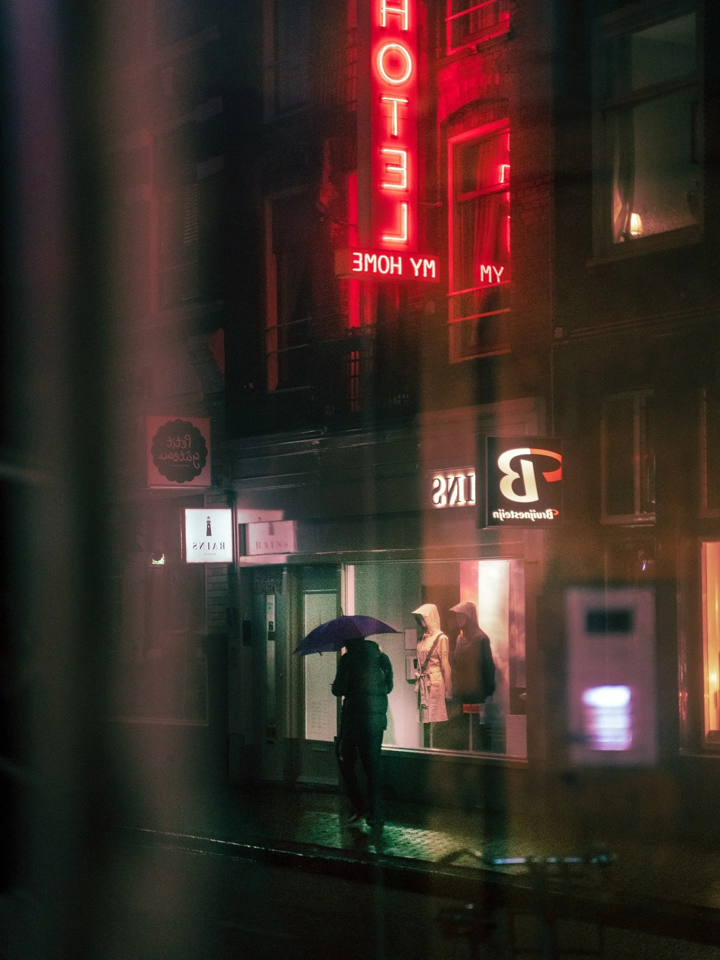 Rainy scenes from Amsterdam.

#gossebouma #anewlightonamsterdam #streetphotography #straatfotografie #amsterdam