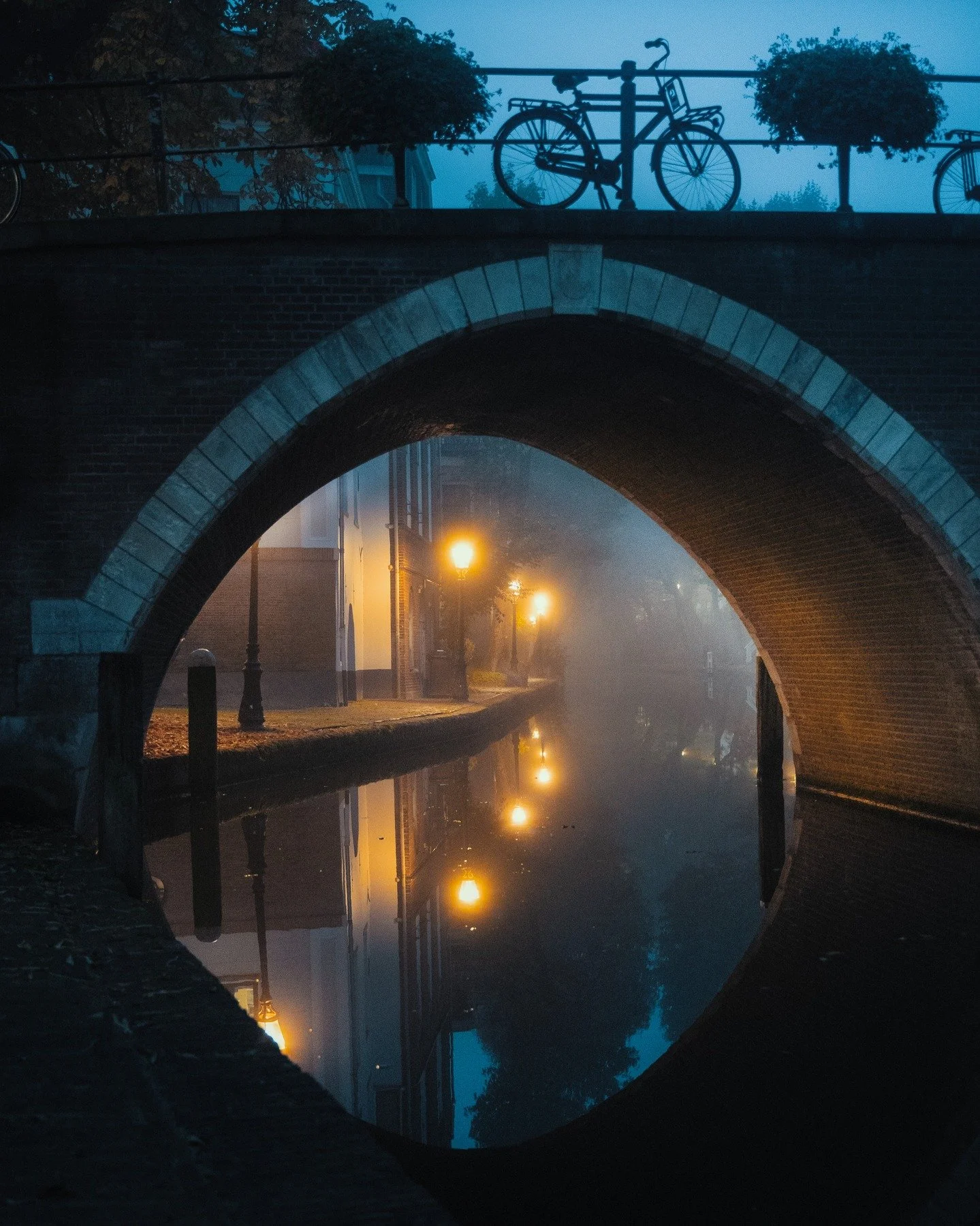 The undeniable charm of Utrecht on a cold foggy morning. 

#gossebouma #anewlightonthenetherlands #streephotography #straatfotografie #utrecht