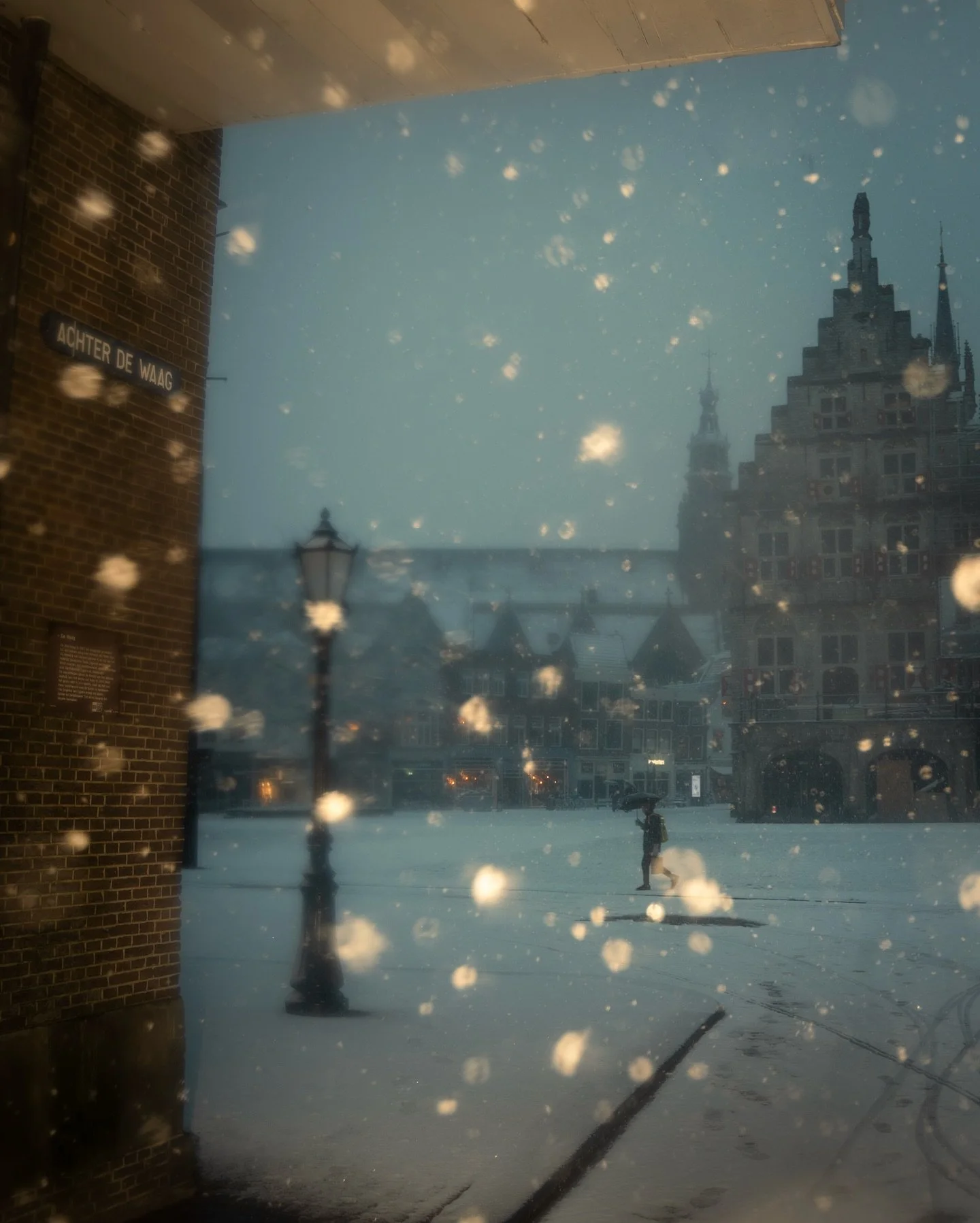 Last night&rsquo;s snow storm in the beautiful city of Gouda.

#gossebouma #anewlightonthenetherlands #streetphotography #gouda