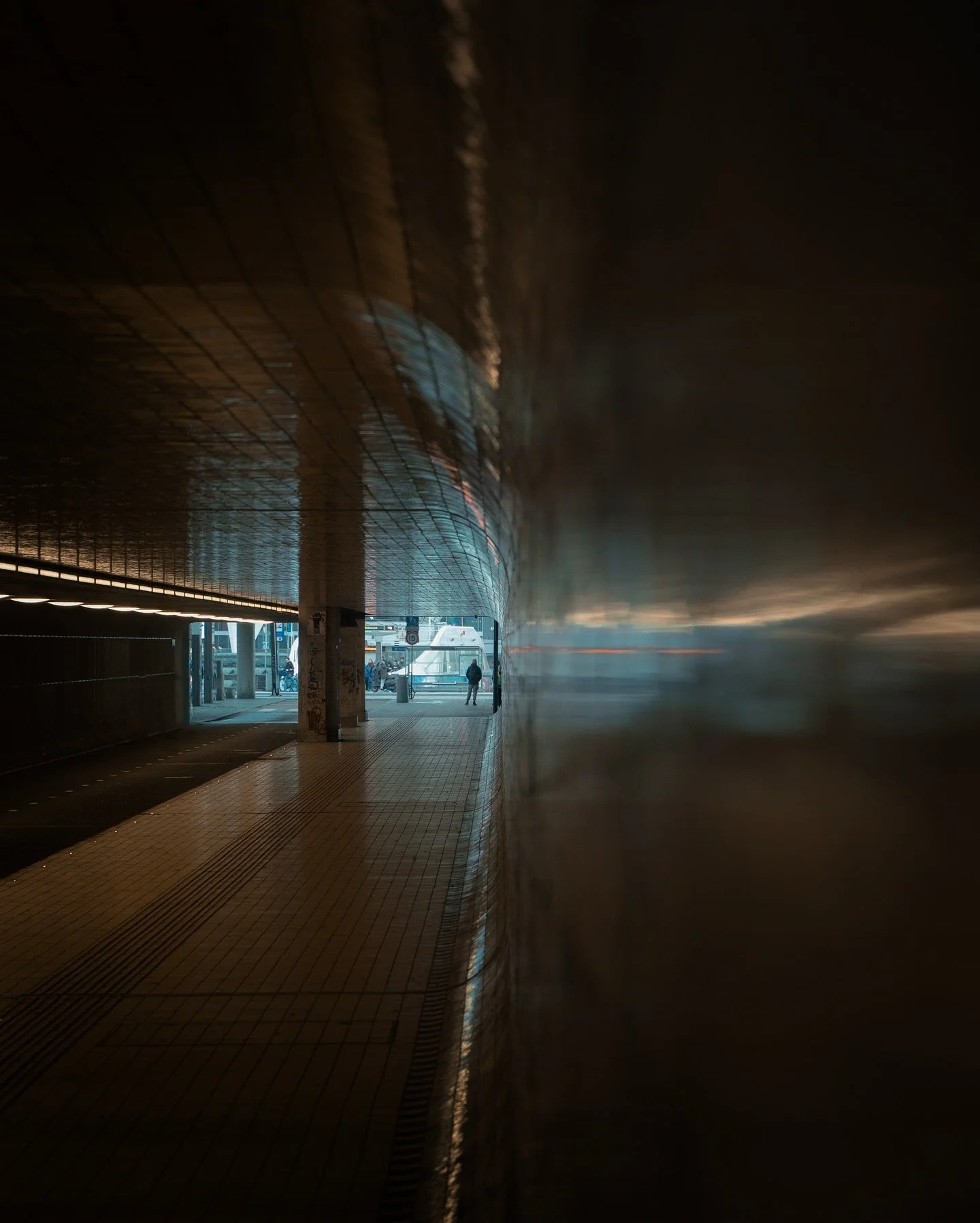Four scenes from yesterday morning&rsquo;s Amsterdam Awakens workshop. The last in this series. Thank you all for joining, it was a real pleasure 🫶🏻

#gossebouma #anewlightonamsterdam #streetphotography #straatfotografie