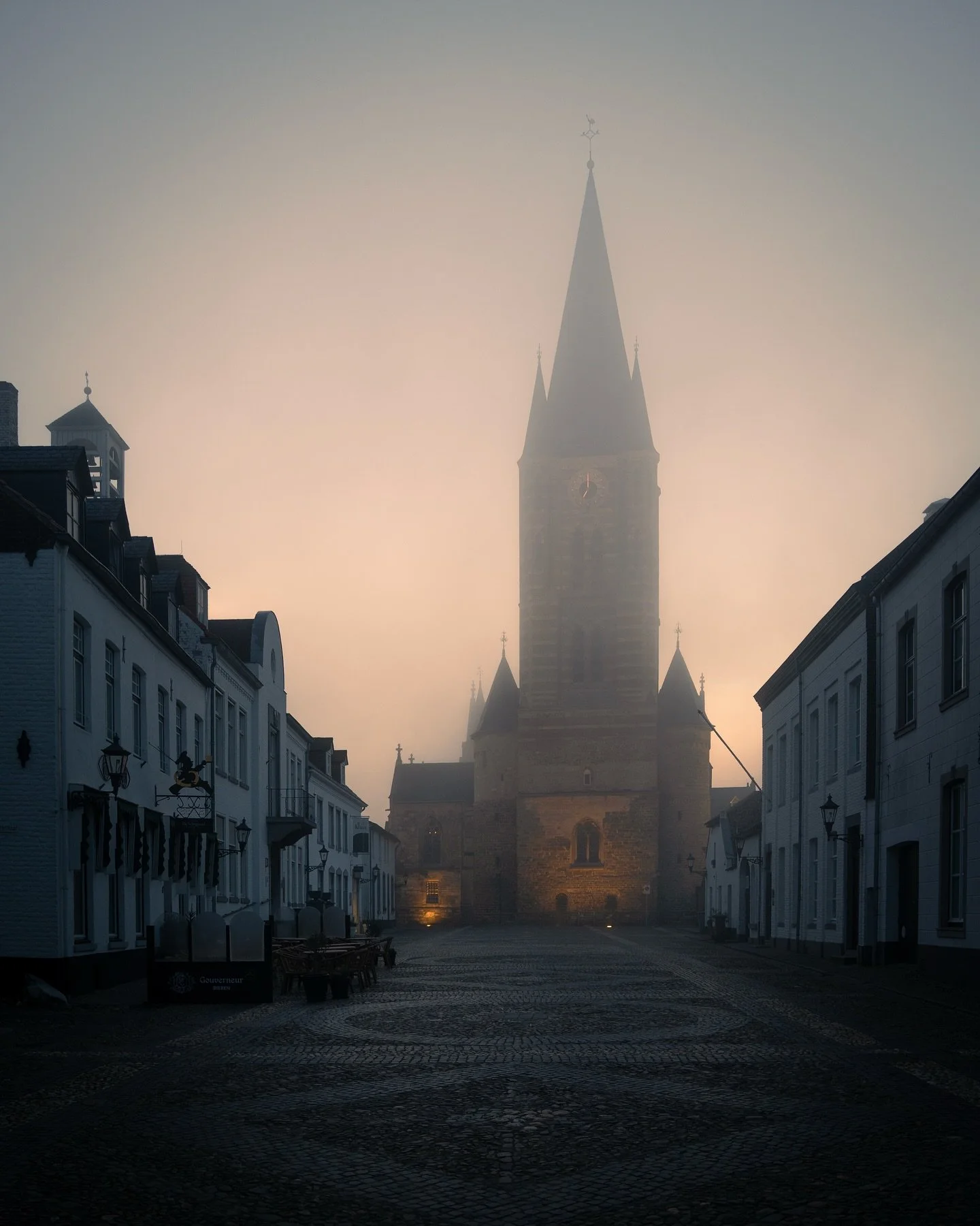 Peak late winter conditions in the fairytale town of Thorn.

#gossebouma #anewlightonthenetherlands #streetphotography #straatfotografie