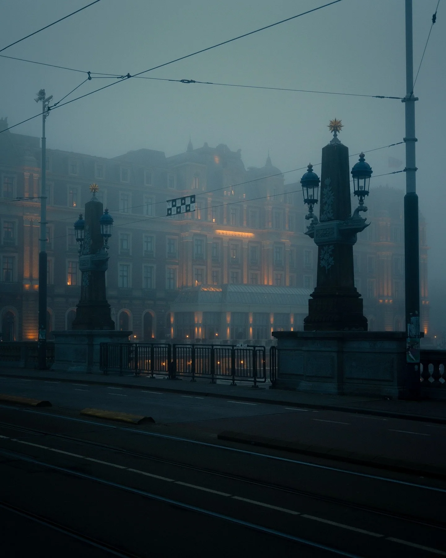 Morning scenes in foggy Amsterdam.

#gossebouma #anewlightonthenetherlands #streetphotography #straatfotografie #amsterdam