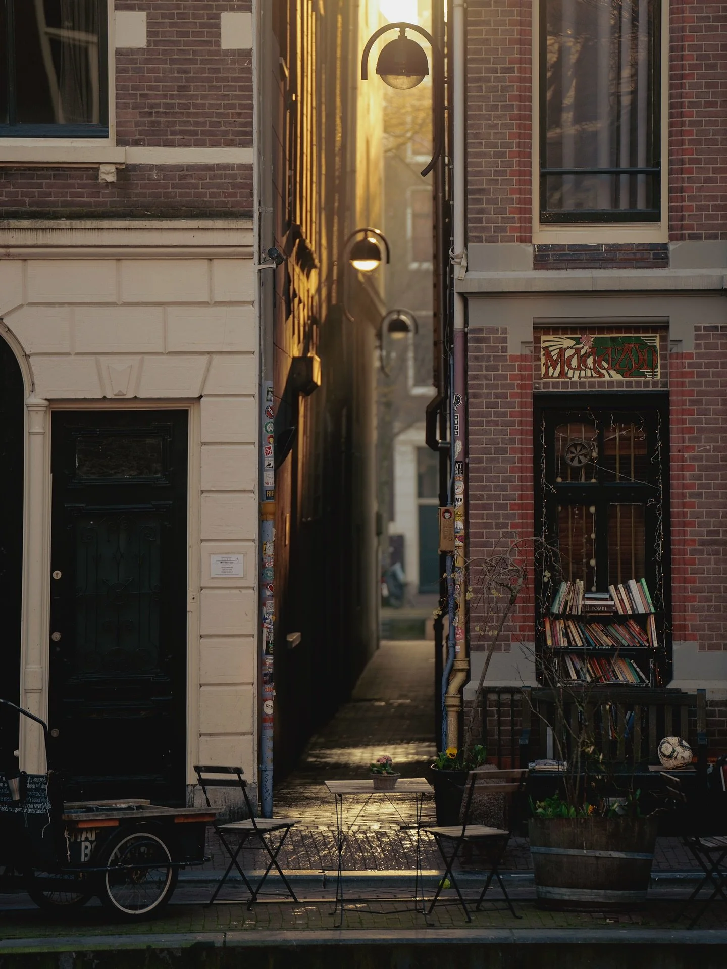 Moments of light in Amsterdam.

#gossebouma #anewlightonamsterdam #streetphotography #straatfotografie #amsterdam