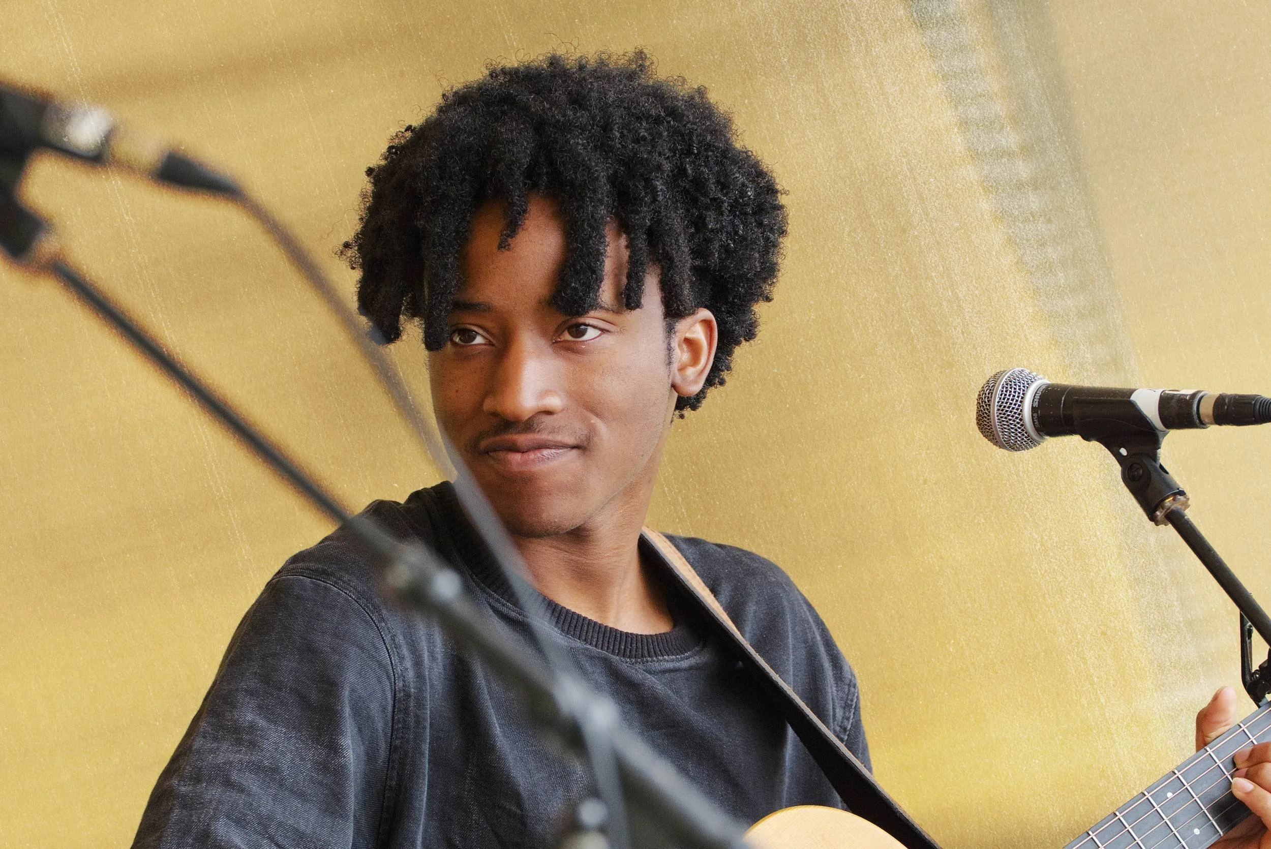 surfstage-festival-2026-moses-brothers-guitarist-smiling.jpg