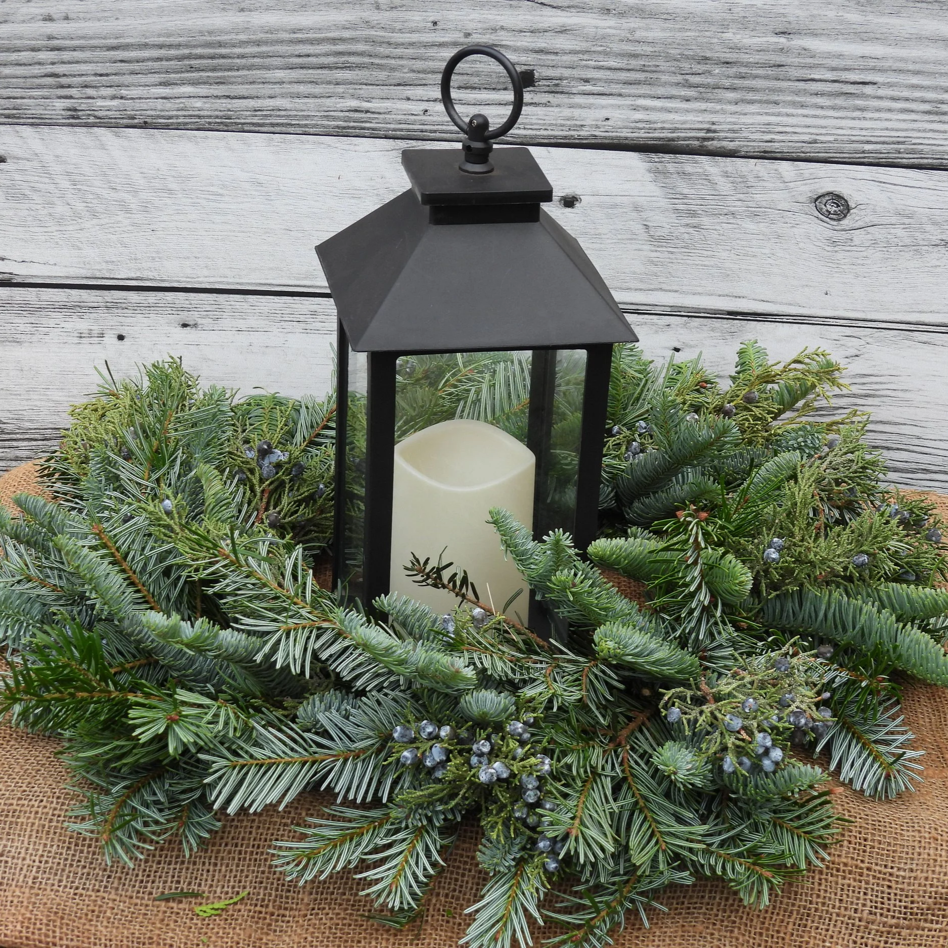 Lantern+with+blue+wreath+as+centerpiece.png