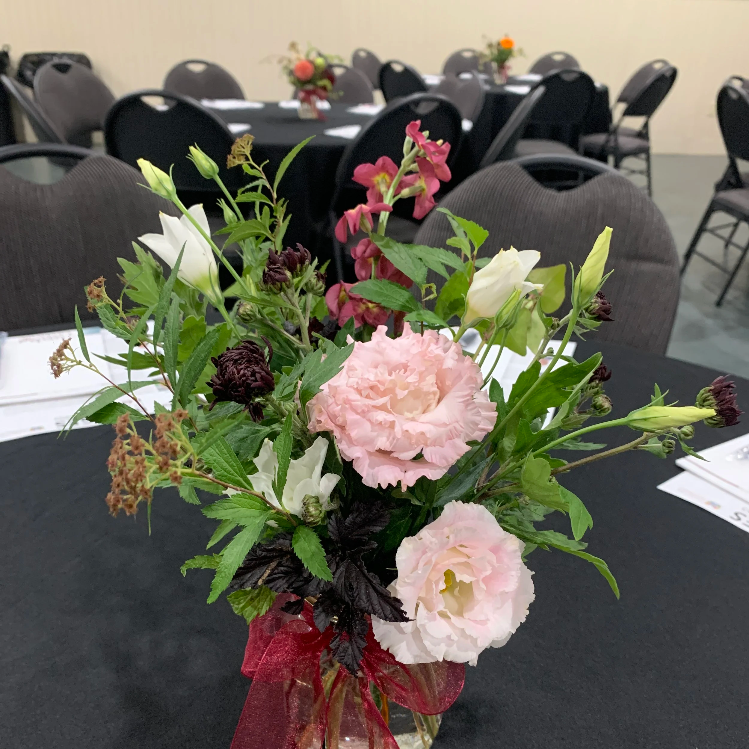 Summer table centerpieces with lisianthus