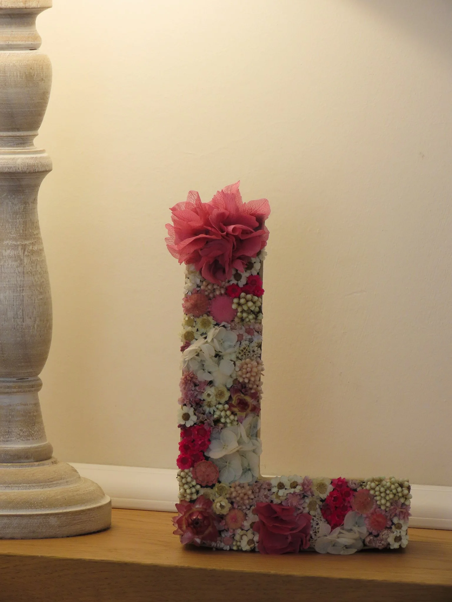 Letra grande de flor preservada con flor -Flor de Lava-