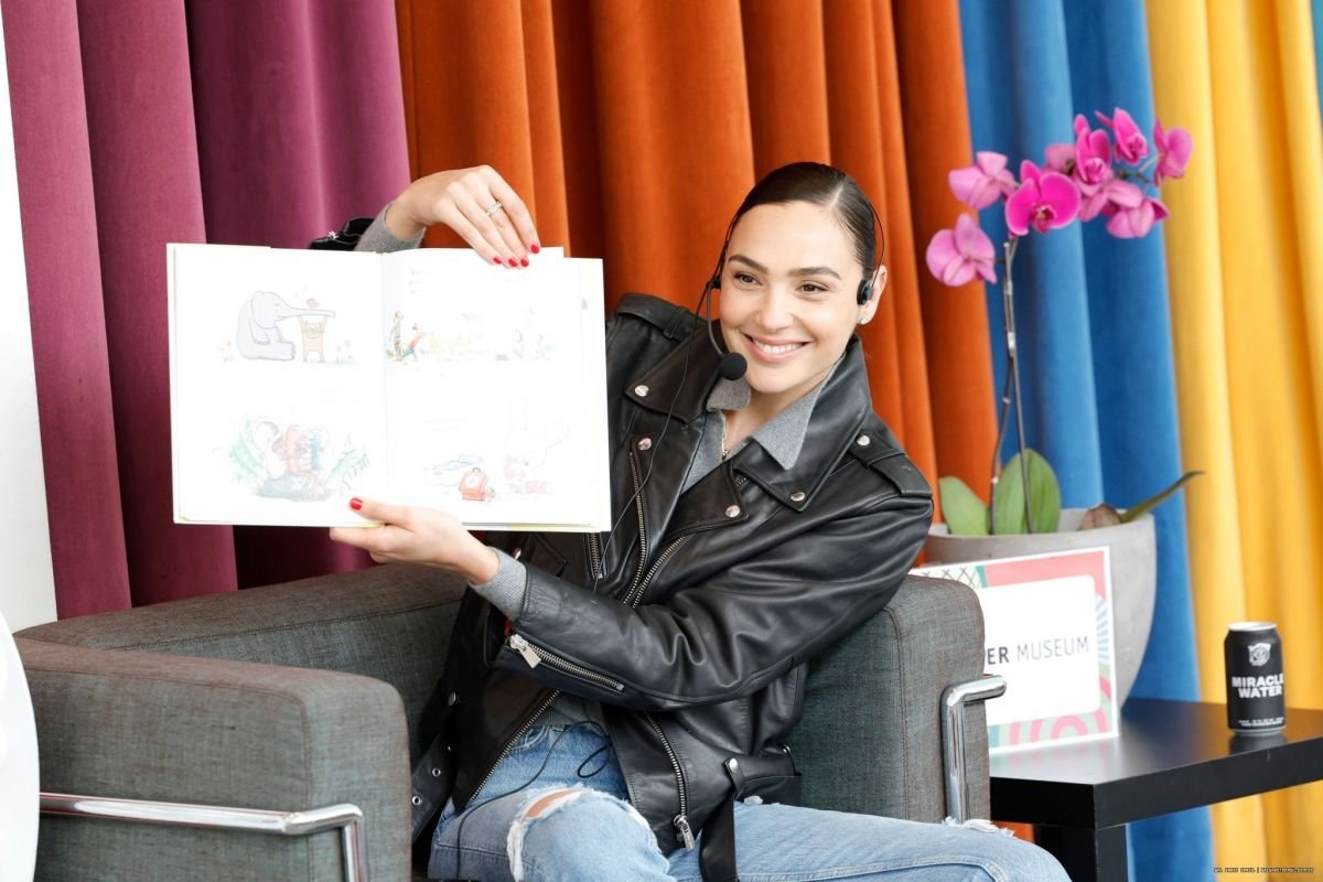 gal-gadot-giving-a-reading-for-k.a.m.p.-at-hammer-museum-in-los-angeles-05-21-2023-0.jpg