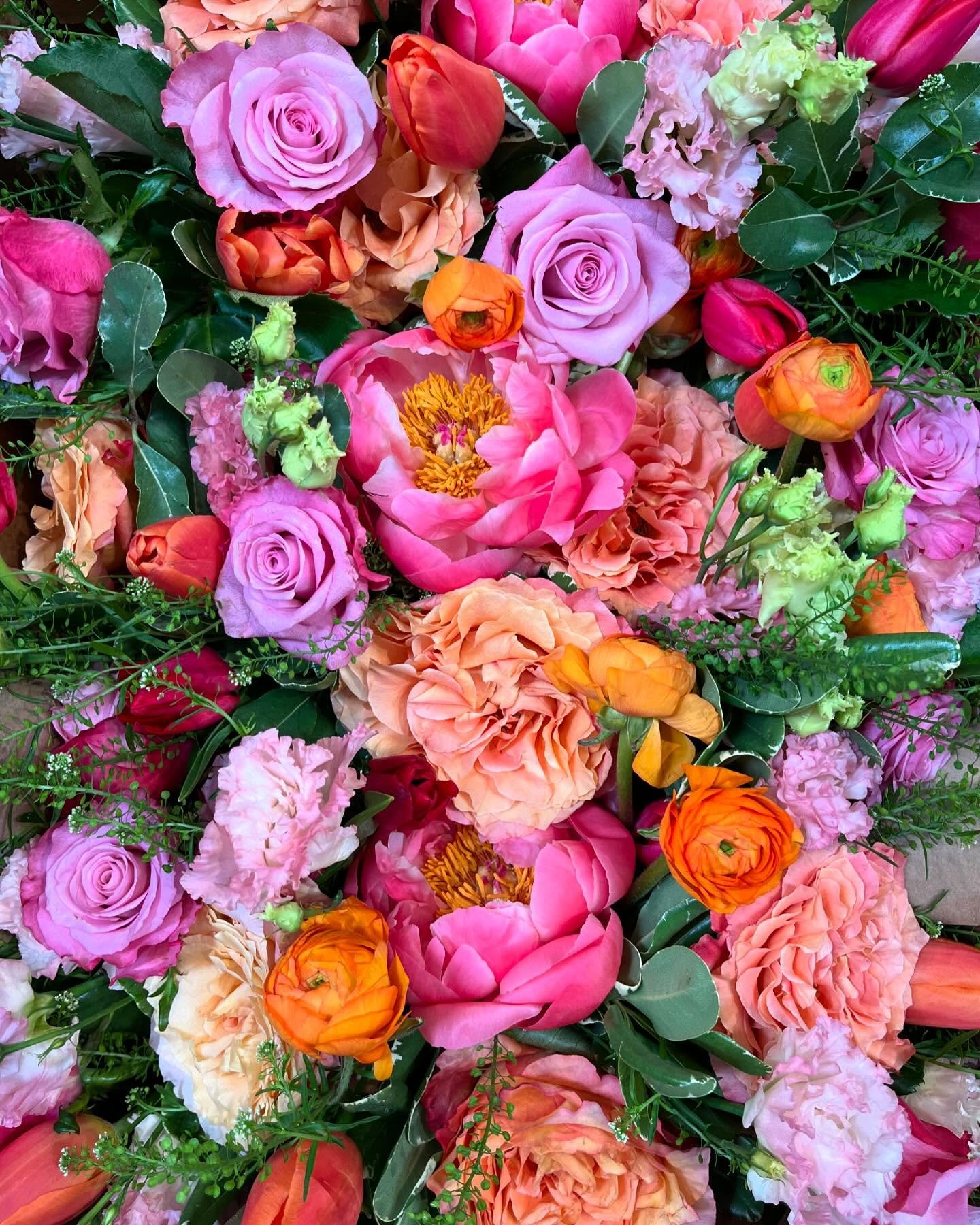 Busy 🐝s in the shop! Prepping and preparing gorgeous arrangements for your all the mamas in your life! ✨