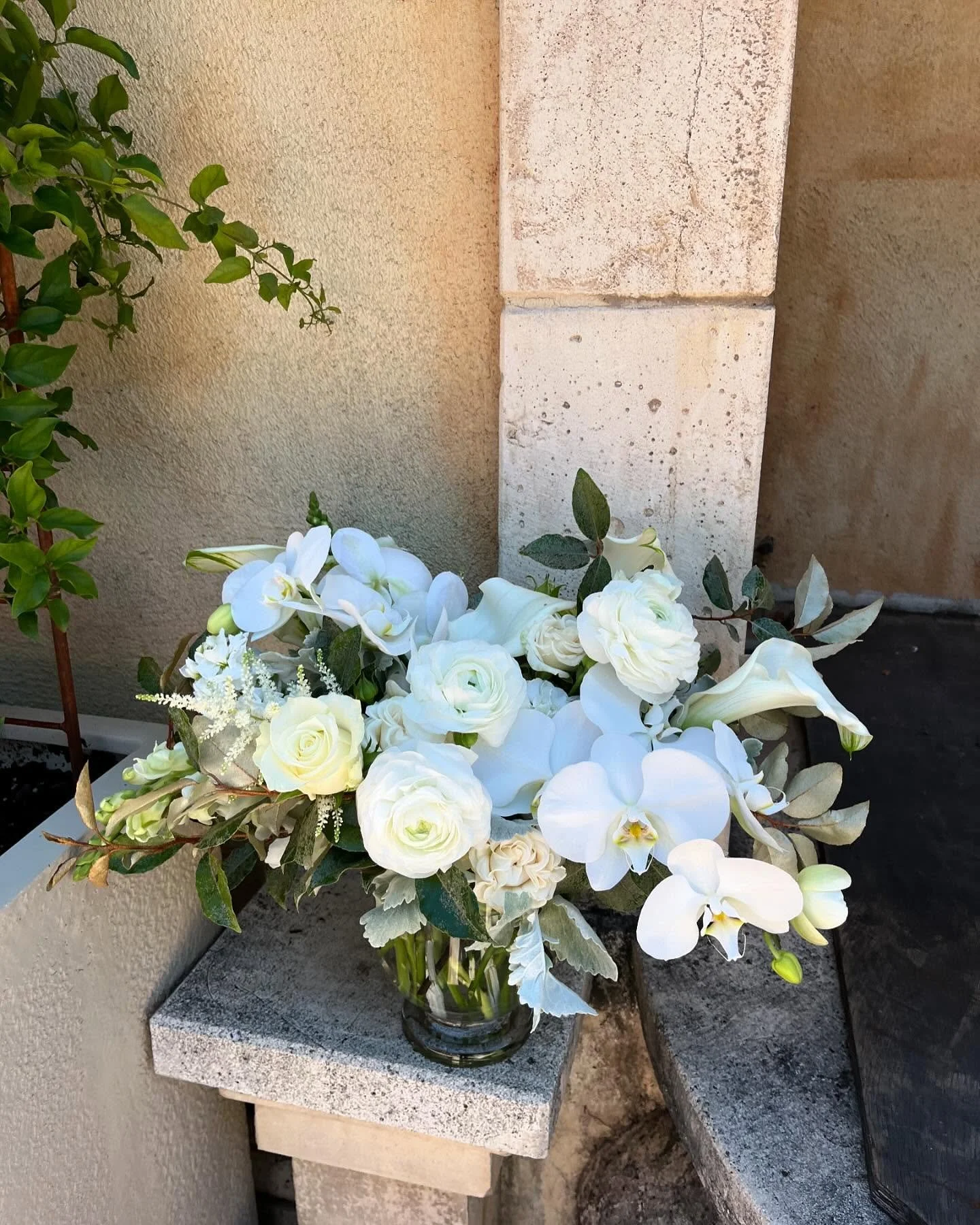 &ldquo;Elegant Whites&rdquo; can be ordered for pick up or delivery! Order online or call into the shop 🤍