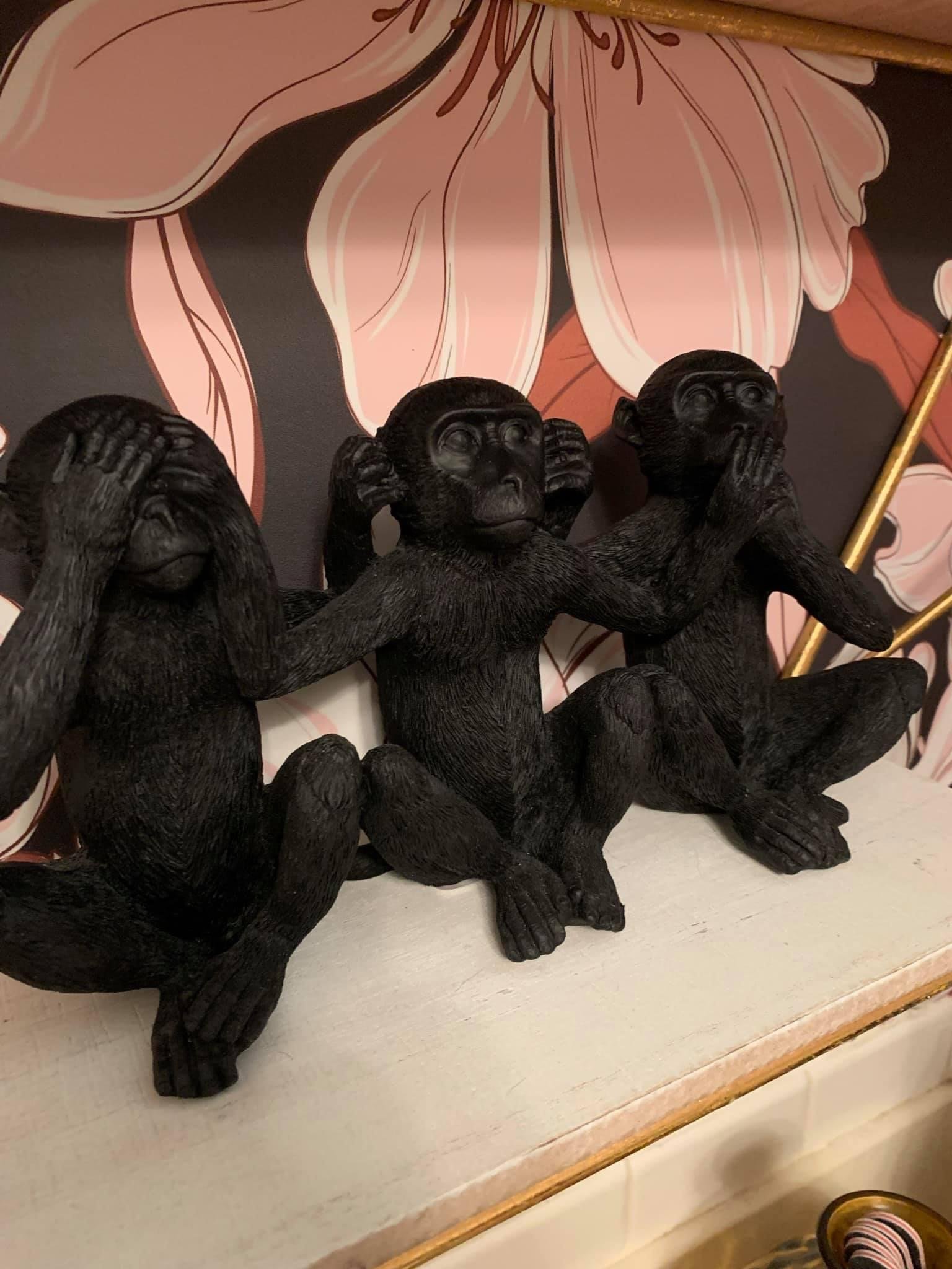 these guys are covering their eyes to ignore my wallpapering mishaps, and covering ears so they don't hear me cursing ;-) 