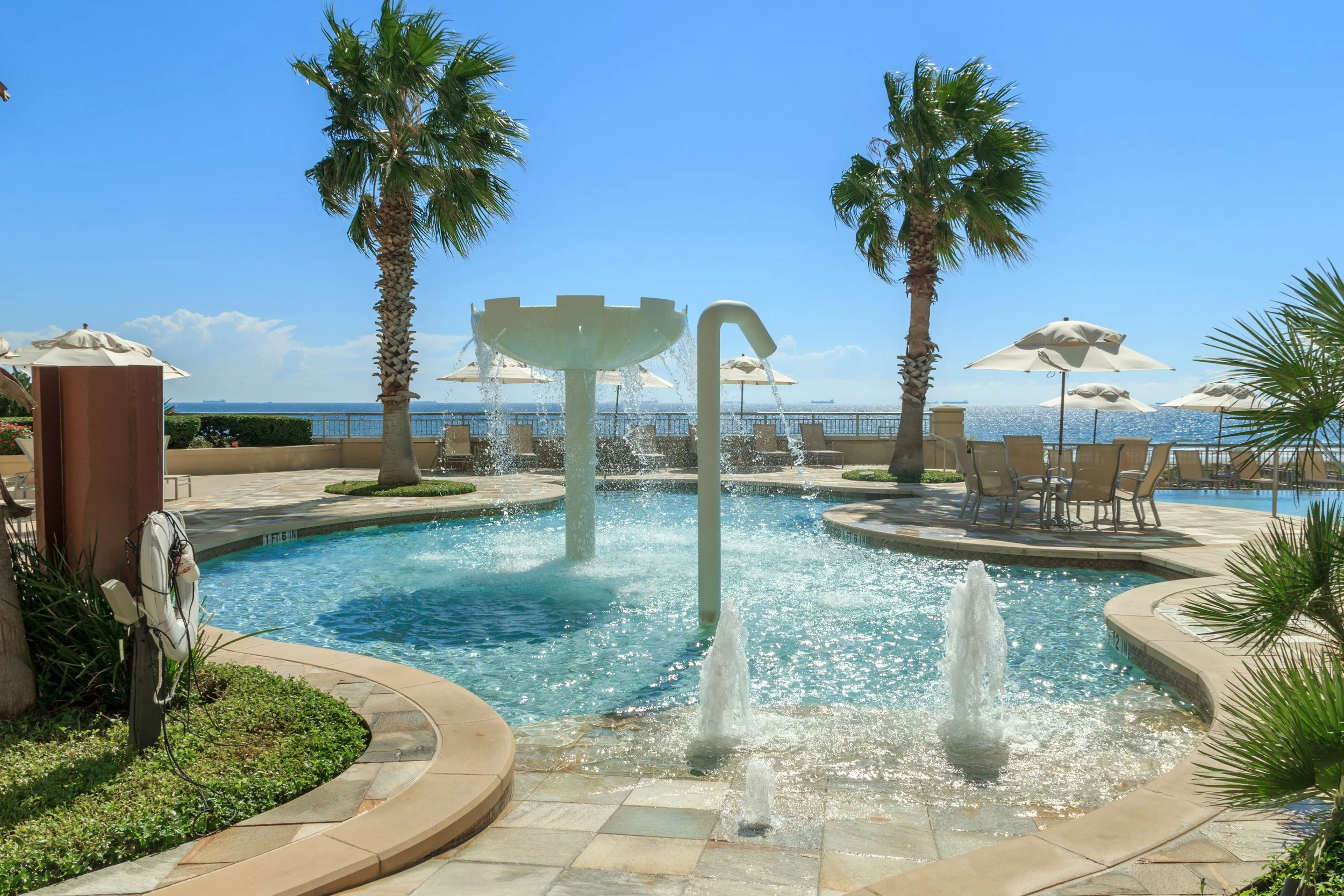 PalisadePalmsPoolFountains201610.jpg