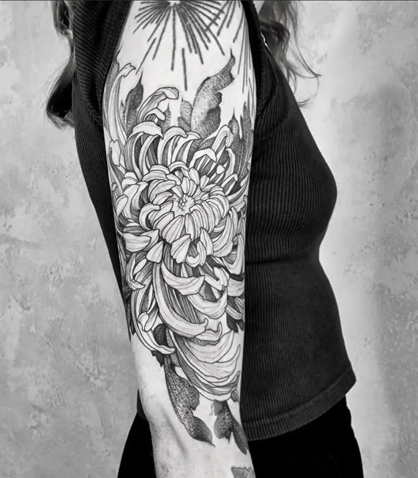 Beautiful Chrysanthemum by our resident artist @inkbyroxy ✨ 
.
To book in with Roxy please DM them directly or send a request via our website (link in bio)
.
Ready to bring your next tattoo idea to life? Head over to www.blacktapestrytattoo.co.uk to 