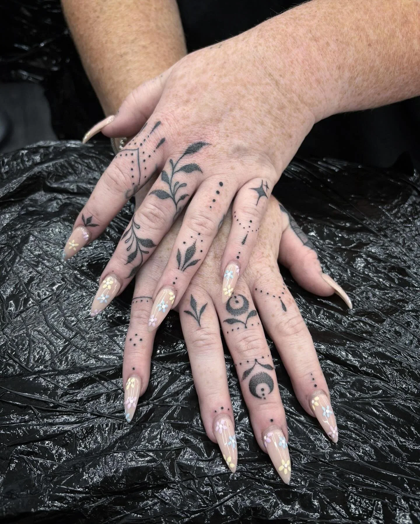 Some cool fingers and toes by our artist @jessicablacktattoo ✨ 
.
To book in with Jess please DM them directly or send a request via our website (link in bio)
.
Ready to bring your next tattoo idea to life? Head over to www.blacktapestrytattoo.co.uk