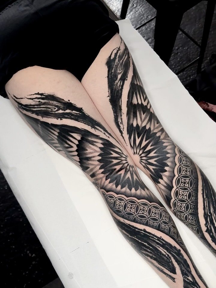 Matt popped in last night so we could see how his legs healed after @bellatrix_tattoo and I spent 3 days tattooing him @biglondontattooshow 3 months ago and tbf they&rsquo;ve healed pretty damn well all things considered! 

I did a few small touch up