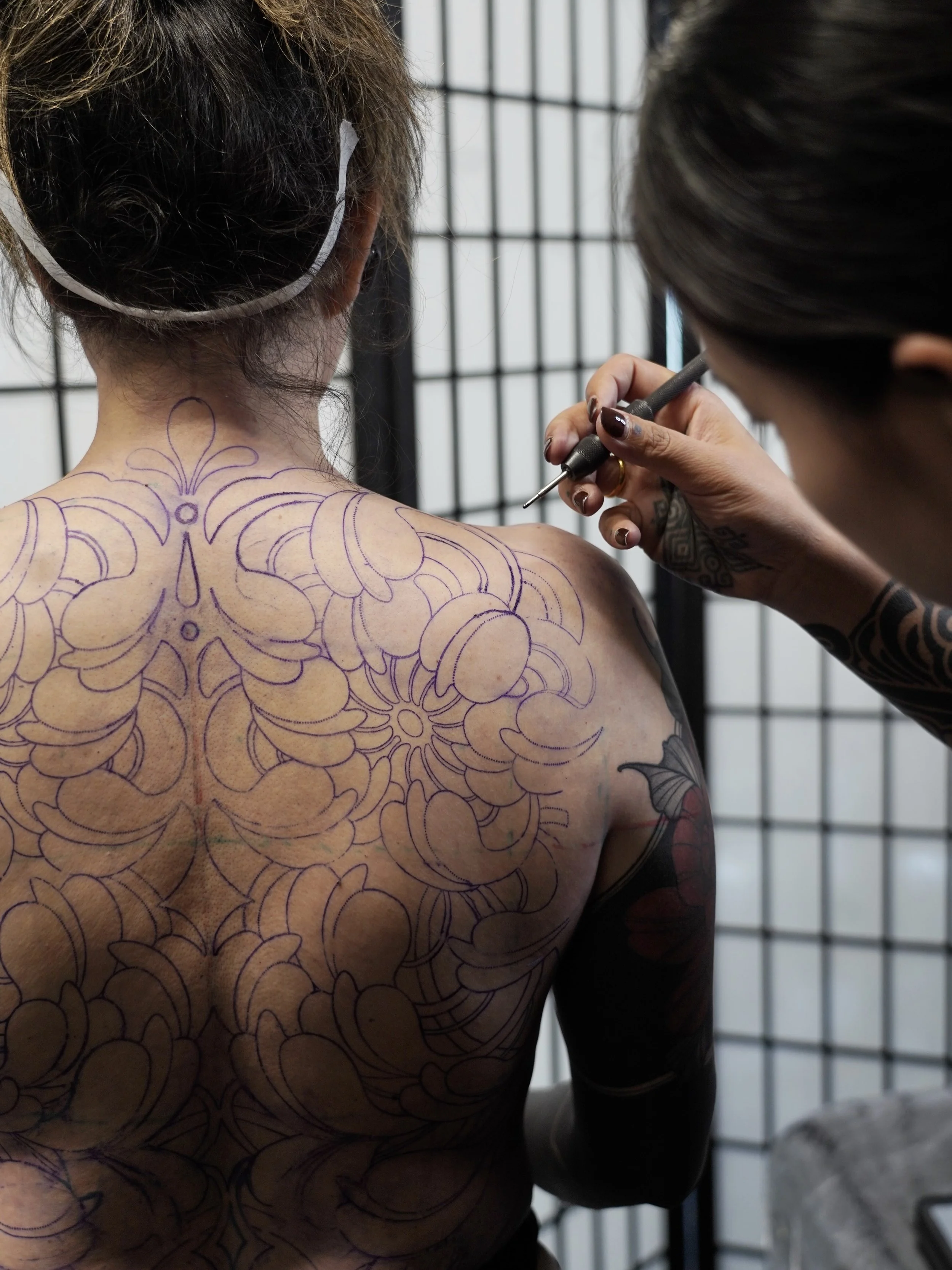 @lexi_tattoo started this amazing back piece this week 🔥

She gets regularly @blacktapestrytattoo so drop her a dm to inquire about your next tattoo 🫶🏼

#londontattooartist #blackworktattoo