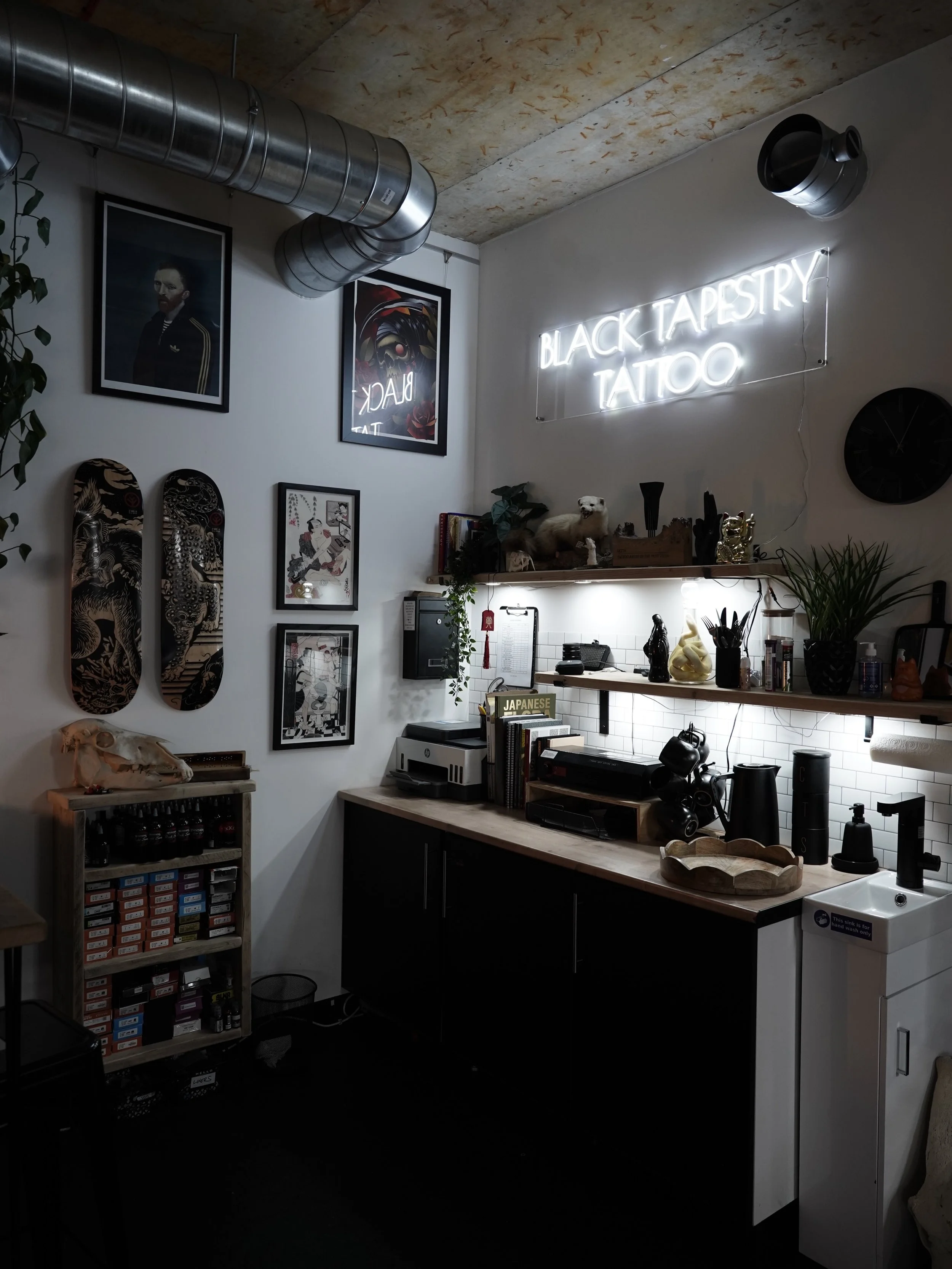 Some bits inside @blacktapestrytattoo 🖤

#londontattoo #tattoostudio #londonstudio
