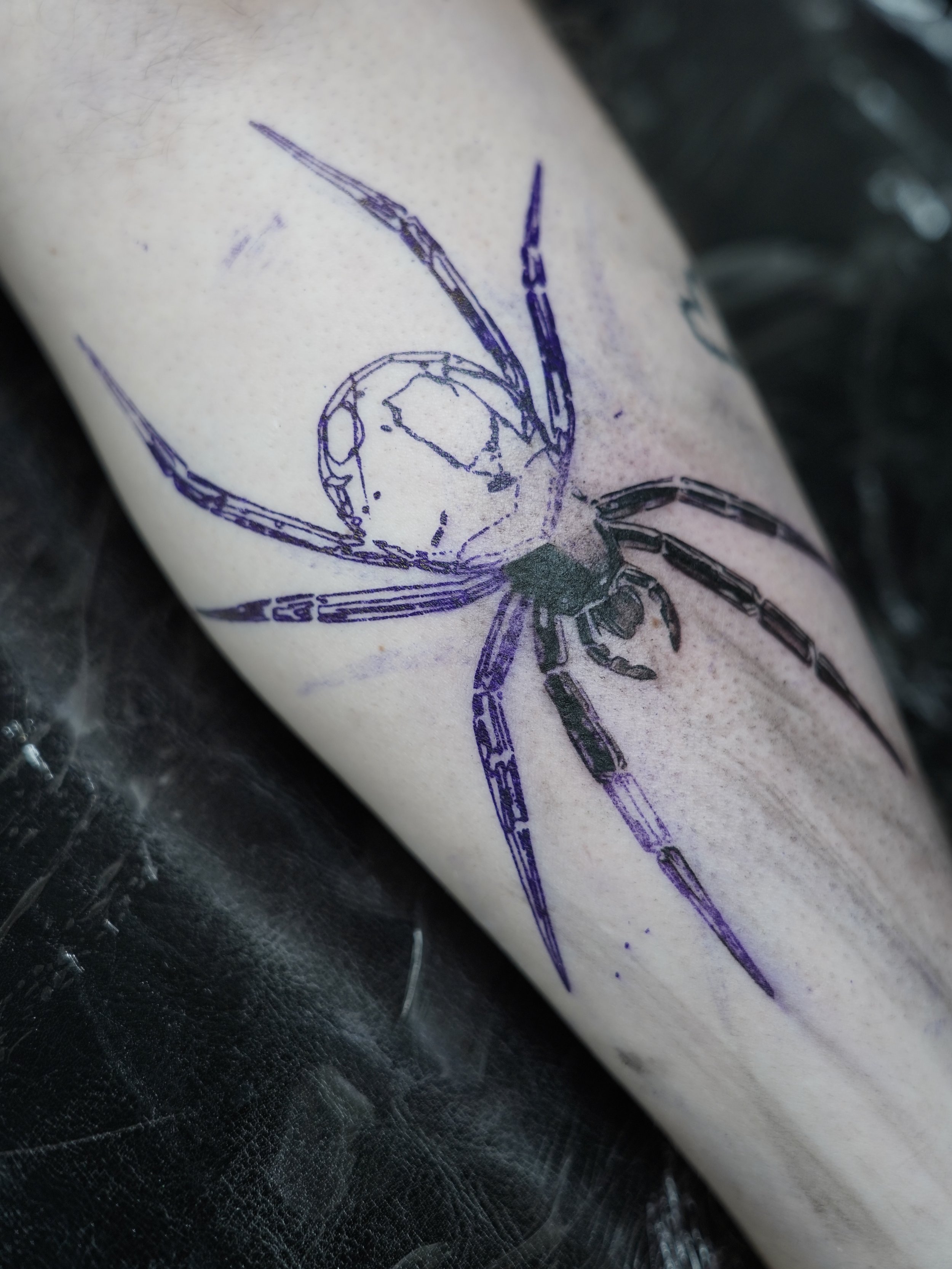Our lovely guest @blissinks working her way through a sick chrome spider from wednesday.🖤

#chrometattoo #londontattoo #spidertattoo