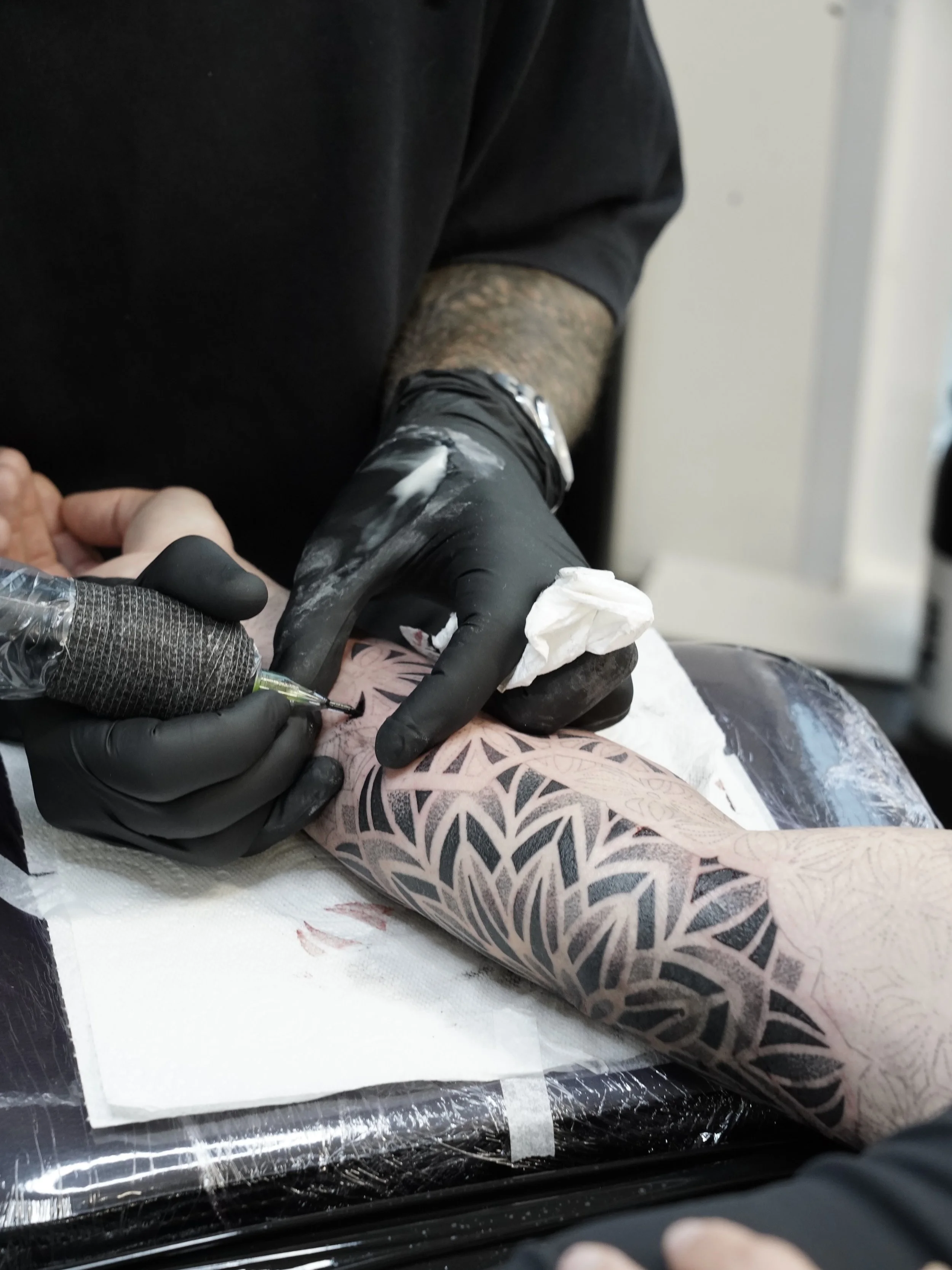 Crisp dotwork sleeve continuation by @bintt made at @blacktapestrytattoo 🖤

#dotwork #dotworktattoo #geometrictattoo #londontattoo