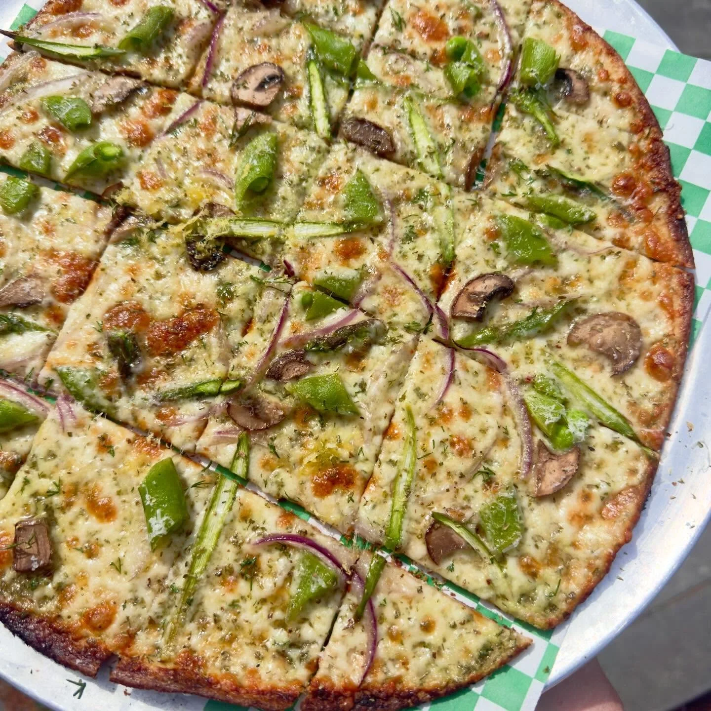 🌳SPRING PIE SPECIAL🌷 Think Spring with this Spring Fling 🩷🩷  Spring cream, Washington-grown asparagus, red onion, mushroom, sweet little snappy peas, and zesty herbs and lemon. 🍋 All on a 100% @cairnspringmills crust.   Such a delightful little 