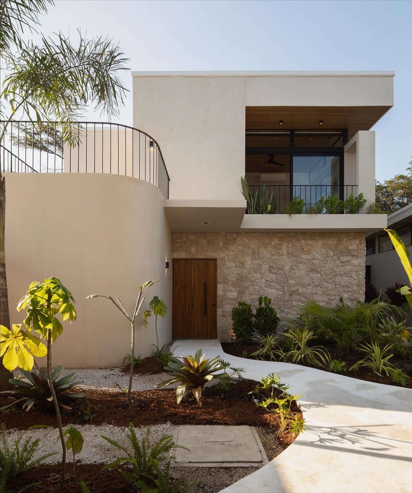 Where boutique luxury meets pura vida &mdash; welcome to Sol&eacute;il Living, a refined villa experience designed for inspired escapes 

#soleilliving #luxuryvilla #purevida #costaricaretreat #travelinstyle #tropicalescape #boutiqueluxury