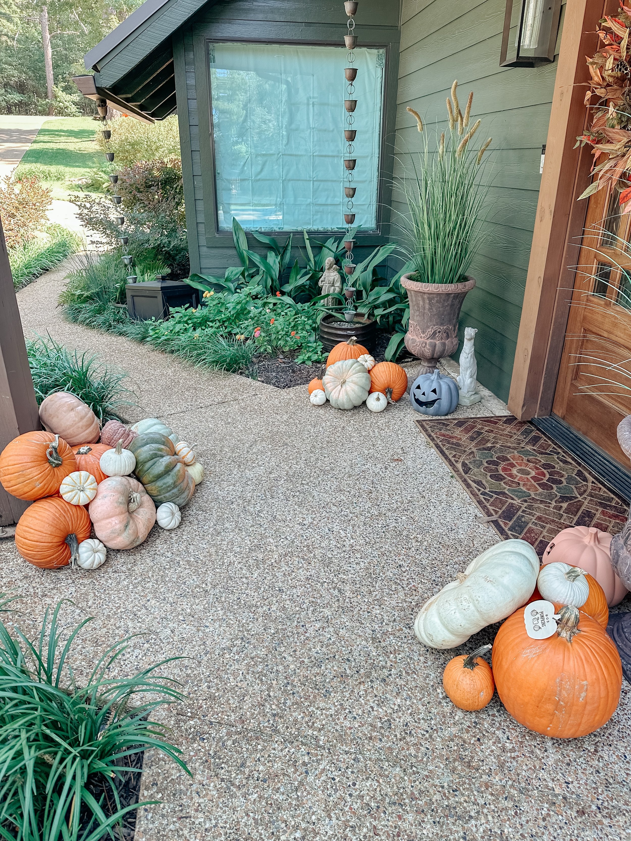 Mini Package ✨

It is simple, colorful, perfect display of Fall without being too much (as if there was a limit on pumpkins 😆). It can go with any and every porch. 

It includes 8 Jacks, 6 Speciality and lots of pie and mini pumpkins. Want to add a 