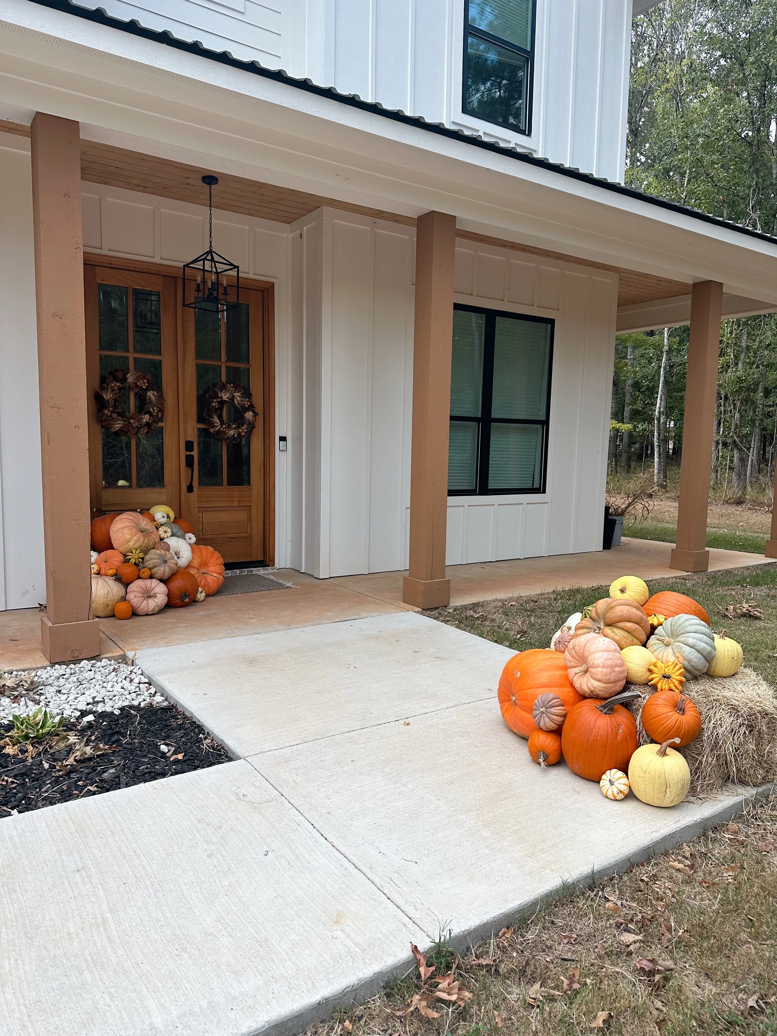 Hello October! 🎃 

This porch was a fun design because we chose to put a hay bale and pumpkins out on the corner of the sidewalk so we didn&rsquo;t block the walk ways around the porch! 

We can customize any package to any porch ✨