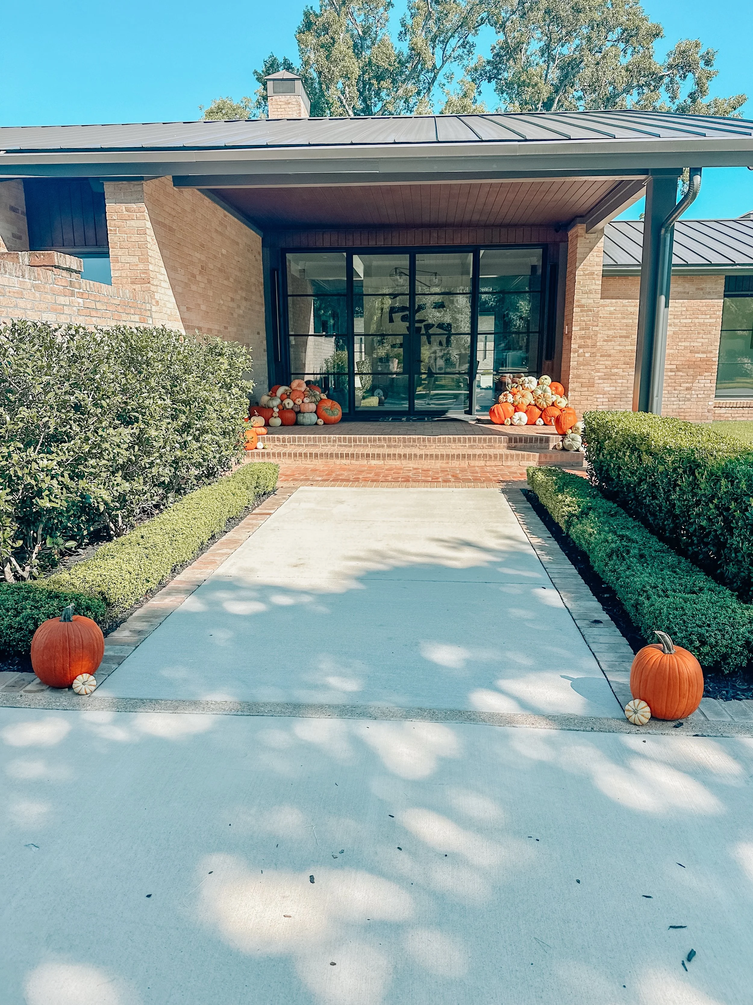 Week 3 is a wrap! Some more beautiful fall porches hit the East Texas area this week 🎃