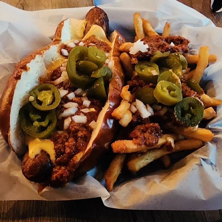 Did you know our hausmade chili is delicious by itself or go ahead and just add it to everything!  Chili cheese wurst and loaded fries here! Kitchen open at 11am daily.
#mondaysarethew&uuml;rst #bratsburgersbier