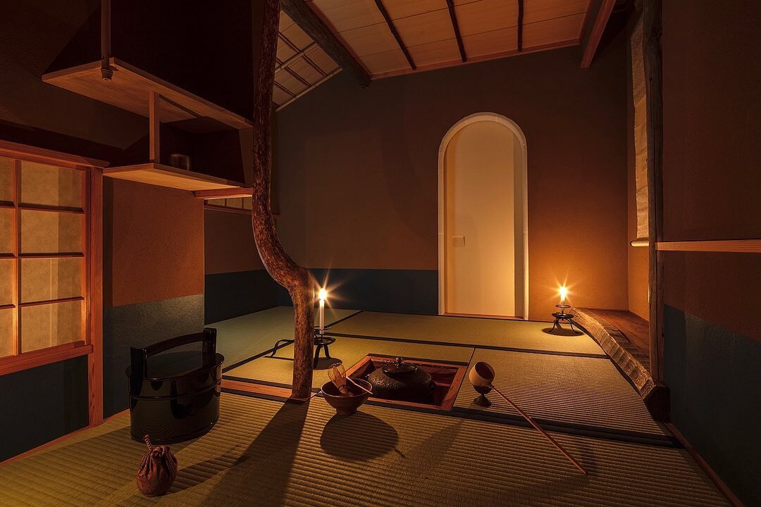 Traditional Japanese tea rooms possess a deep diversity within their simplicity. For example, the use of natural materials such as earthen walls, bamboo, and plaster can differ significantly, reflecting the region or the personality of the tea house