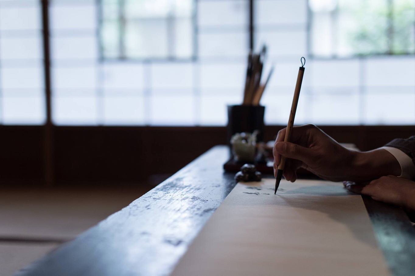 Japanese calligraphy, more than just the act of writing beautiful characters, is a special form of art that embodies its own philosophy, artistic essence, and cultural depth. In calligraphy, the use of brush and ink to represent Kanji and Kana on pap