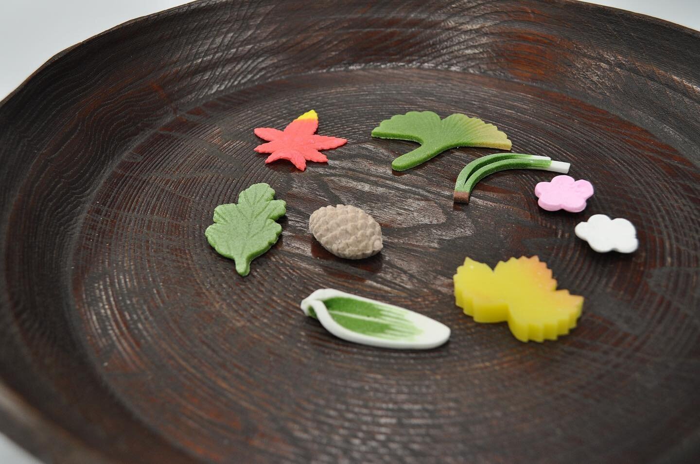 Japanese confectionery often resembles natural gems. Among them, Wasanbon, adorned with patterns reflecting the ever-changing seasons, emerges from premium sugarcane and is treasured in the tea ceremony. Its fine grains, unique velvety texture, and e