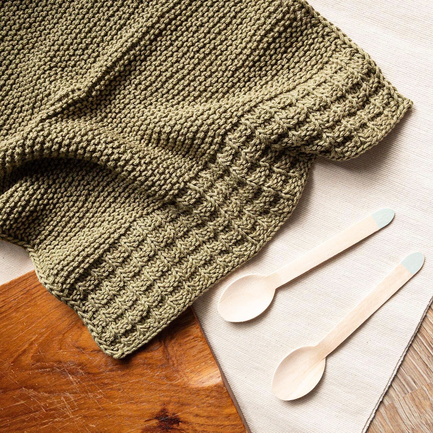 The heat wave arrived to Poland and honestly, it makes me wait impatiently for fall to come :) I've been trying to knit on a cozy sweater but it's just so hard in the heat, with the sweater covering me with its additional warmth!
 
That's why when th