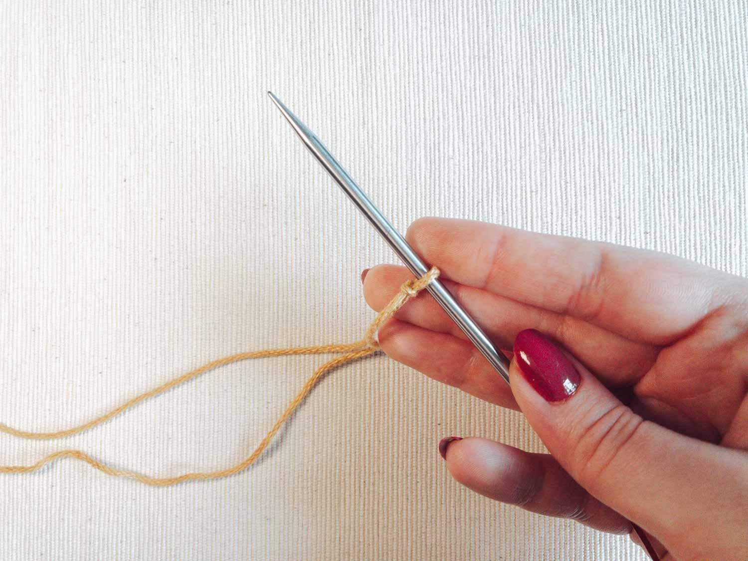 How to Cast On in Knitting for Beginners: 3 Simple Methods — Whileberry