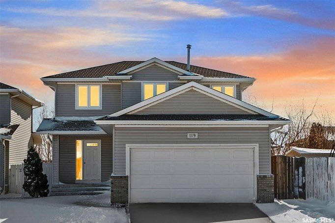 NEW LISTING | Family home nestled in the 🤍 of Arbour Creek 

&mdash; 1440 sqft
&mdash; 4 bed, 3 bath + the opportunity for a 4th bathroom in the basement 
&mdash; Open concept, ideal for entertaining 
&mdash; Large yard 
&mdash; Close to 2 top-rated
