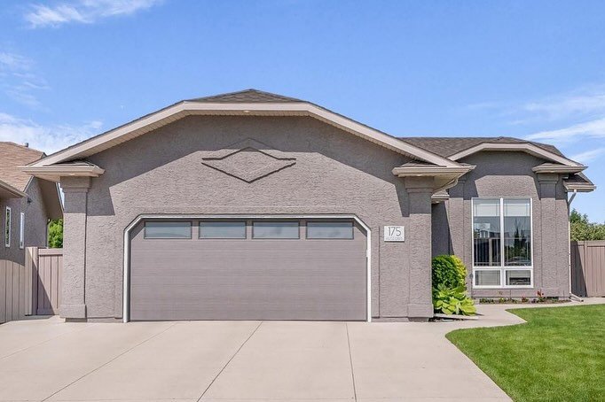 NEW LISTING | Well-loved family home in Arbor Creek 🤍
— 1,243 sqft bungalow, proudly owned by the same family for 20+ years
— 4 bed 🛏️ 3 bath 🛁
— beautifully maintained back yard, backing a green space with lots of privacy
&m