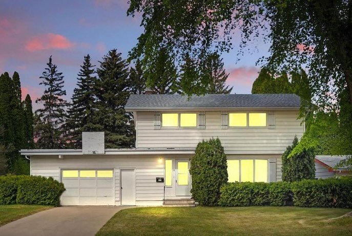 NEW LISTING | RARE ⭐️ find nestled in the sought-after Holliston neighbourhood
— 1,581 sqft home on a MASSIVE 12,900 sqft lot, which is almost unheard of in this area
— located on a quiet crescent with other well kept homes
—