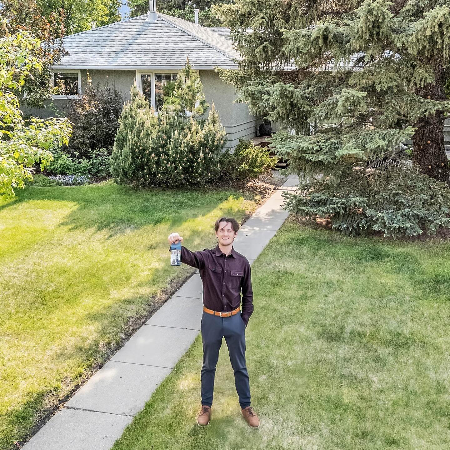 NEW LISTING | A gardener’s dream 💭🪴located on a corner lot in Adelaide Churchill
— Oversized 55’ x 140’ corner lot
— 4 bed 🛏️ 2 bath 🛁
— Beautifully landscaped yard with mature trees, pathways, and garden b