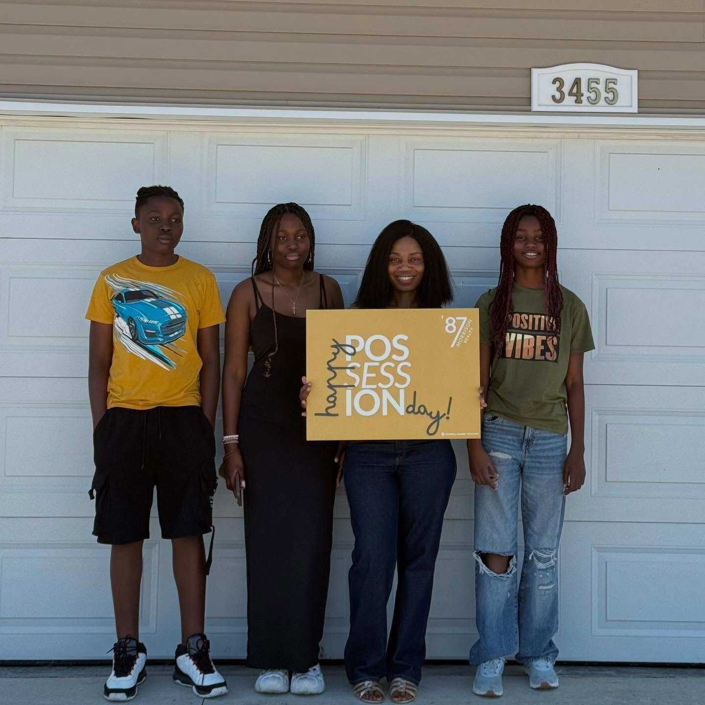 Ohhh happy day! This beautiful family just took possession of their new home today. Congratulations and happy move in. 🙃