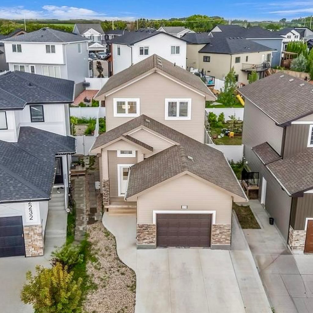 NEW LISTING | Turn-key home + investment opportunity 💸 in the thriving Rosewood community!
— Newly built in 2019
— 5 bed 🛏️ 4 bath🛁 total
— Legal basement suite, 3 bed + 2 bath ⬆️ and 2 bed + 1 bath ⬇️
— Attached singl