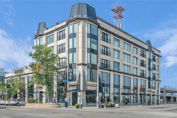 ✨Feature Friday ✨
Looking for the perfect downtown condo? This one checks all the boxes — prime location, modern design, move-in ready, and yes… your furry friend 🐾 is welcome (with board approval)!
— 1 bed 🛏️ | 1 bath 🛁
&mdas