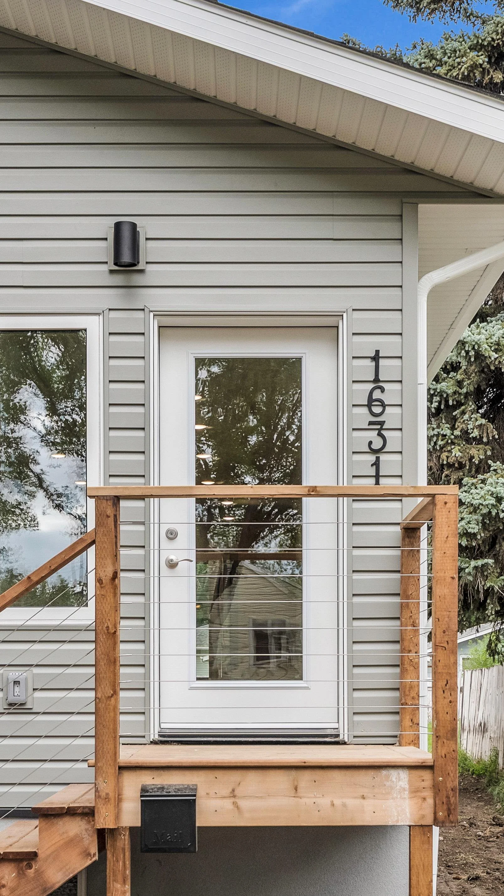 Coming at you tomorrow… 👀
☁️ 2 bdr
☁️ $315k
☁️ Suite potential
Who wants to see it? 💫